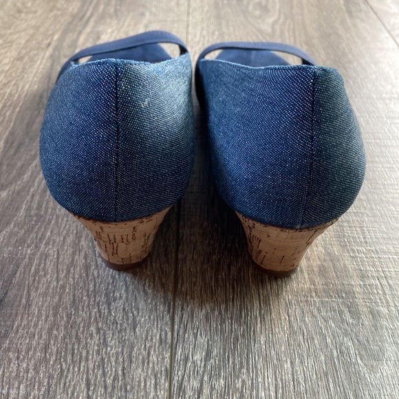 Coach and Four women’s size 9 wedge open-toe shoes, great condition! - Picture 3 of 7